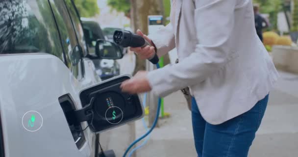 Animatie Van Eco Iconen Blanke Vrouw Opladen Elektrische Auto — Stockvideo