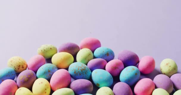 Animação Texto Páscoa Feliz Sobre Ovos Páscoa Coloridos Fundo Roxo — Vídeo de Stock