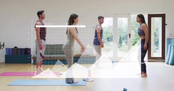체육관에서 트레이너와 사람들에 데이터 다이어그램의 애니메이션 글로벌 스포츠 디지털 인터페이스 — 비디오
