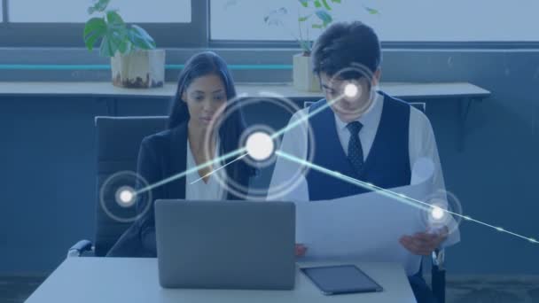 オフィスの多様なビジネスの人々を超えるスポットとの接続のネットワークのアニメーション グローバルファイナンス ビジネス コネクション コンピューティング データ処理コンセプトデジタル生成ビデオ — ストック動画