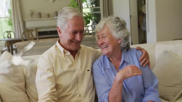 在家里的沙发上 云彩屋图标在快乐的老高加索夫妇身上的动画 所有权 家庭和生活方式概念 — 图库视频影像