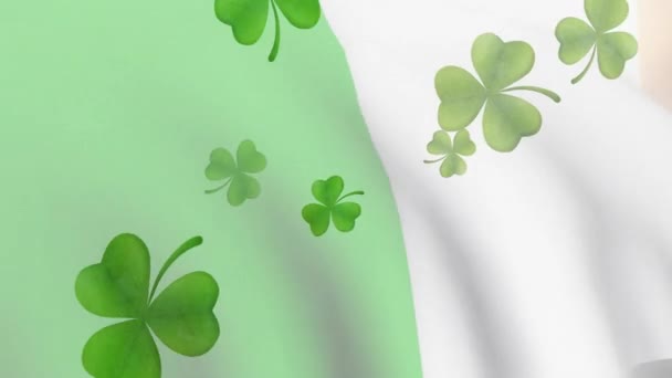 Анимация Трилистников Падающих Над Флагом Ирландии День Святого Патрика Концепция — стоковое видео