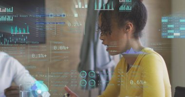 İstatistik ve veri işleme imajı. Ofisteki melez bir iş kadınıyla ilgili. Küresel iş, finans, hesaplama ve veri işleme kavramı dijital olarak oluşturulmuş görüntü.