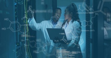 Afro-Amerikan çift sunucu odası çalışanlarının veri işleme görüntüsü. Bulut hesaplama konsepti dijital olarak oluşturulmuş resim.