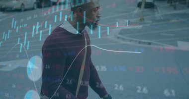 Sokaklarda akıllı telefon kullanan bisikletli bir adam hakkında mali veriler işleniyor. küresel finans ve iş kavramı