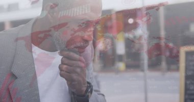 Afrika kökenli Amerikalı bir adamın kahve içişini gösteren covid 19 hücre ve dünya haritası. küresel koronavirüs salgını konsepti dijital olarak oluşturulmuş görüntü.