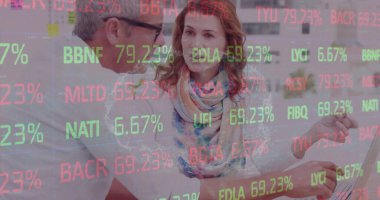 Toplantıdaki iş adamlarının finansal veri işleme görüntüsü. küresel iş, veri işleme ve dijital arayüz kavramı dijital olarak oluşturulmuş görüntü.