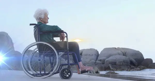 Obraz Światła Poruszającego Się Nad Uśmiechniętą Starszą Białą Kobietą Wózku — Zdjęcie stockowe