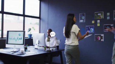Konuşma baloncuklarının canlandırılması ofiste çalışan çeşitli meslektaşlar üzerinde ikonlar oluşturuyor. Küresel iş, iletişim ve dijital arayüz kavramı dijital olarak oluşturulmuş video.