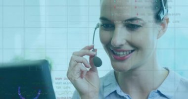 Bilgisayar kullanarak kulaklık takan Kafkasyalı mutlu iş kadınının veri işleme animasyonu. İş, dijital arayüz, bağlantı, ağ ve iletişim, dijital olarak oluşturulmuş video.