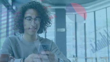 Akıllı telefon kullanan iki ırklı adamın finansal veri işleme animasyonu. Küresel finans, iş, bağlantılar, hesaplama ve veri işleme kavramı dijital olarak oluşturulmuş video.