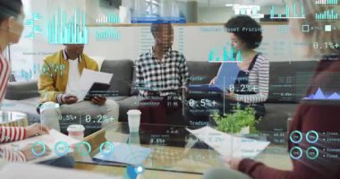 Ofisteki çeşitli iş adamları üzerinde finansal veri işleme animasyonu. Küresel finans, iş, bağlantılar, hesaplama ve veri işleme kavramı dijital olarak oluşturulmuş video.