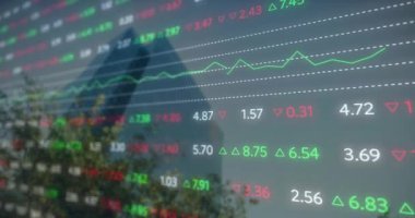 Şehir manzarası üzerinde finansal veri işleme animasyonu. Küresel finans, iş, bağlantılar, hesaplama ve veri işleme kavramı dijital olarak oluşturulmuş video.