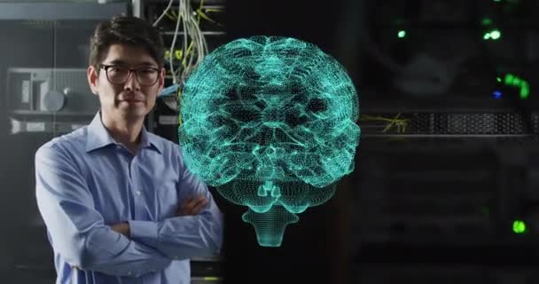 暗いサーバー室で笑顔のアジアの男性技術者を介して輝く脳ネットワークのアニメーション データ デジタルインターフェース デジタル生成されたビデオ — ストック動画