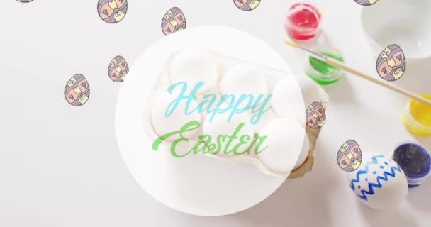 Animacja Szczęśliwego Tekstu Wielkanocnego Nad Jajkami Farbami Białym Tle Wielkanoc — Wideo stockowe