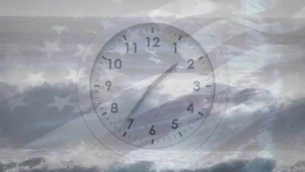 Animação Relógio Correndo Sobre Bandeira Dos Eua Nuvens Patriotismo Conceito — Vídeo de Stock