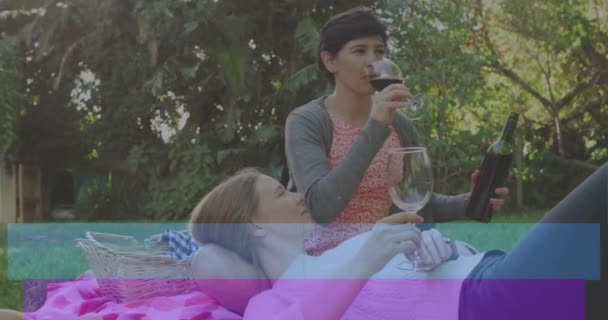 晴れた庭でワインを飲む幸せな白人レズビアンカップルの上のプライド虹のストライプのアニメーション 無料時間 Lgbtq レズビアン プライドとライフスタイル デジタル生成されたビデオ — ストック動画