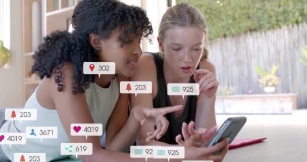 用智能手机在不同的女朋友身上制作社交媒体文字和图标 全球社交媒体 计算和数据处理概念 — 图库视频影像