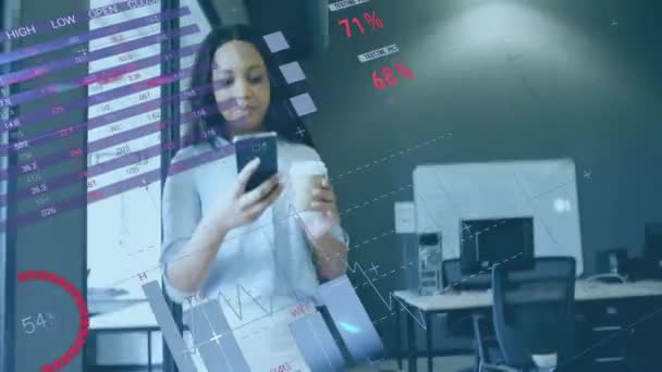 Animasi Pengolahan Data Keuangan Atas Wanita Bisnis Birasial Menggunakan Smartphone — Stok Video