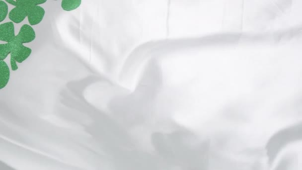 白い背景に落ちるシャムロックのアニメーション セントパトリックの日とお祝いのコンセプトデジタル生成ビデオ — ストック動画
