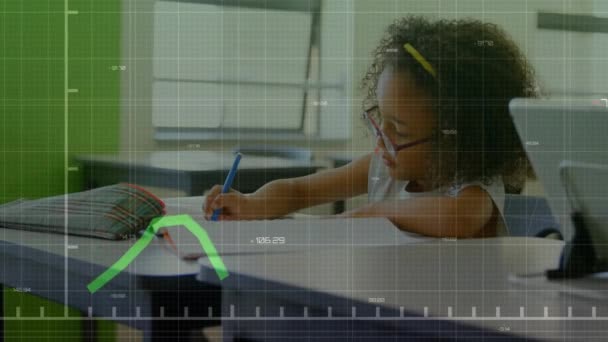 Animáció Pénzügyi Adatok Feldolgozása Afro Amerikai Iskolás Lány Osztályban Globális — Stock videók