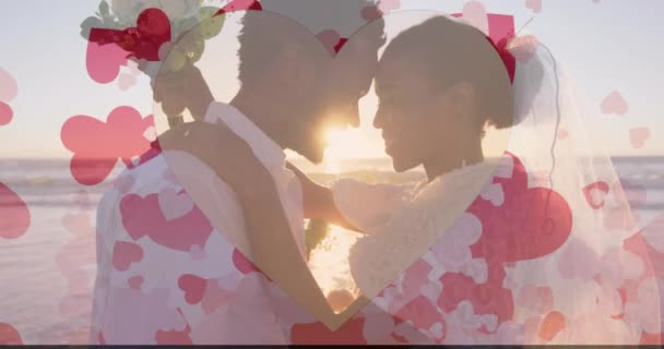 Animation Cœurs Sur Heureux Couple Diversifié Juste Marié Embrassant Sur — Video