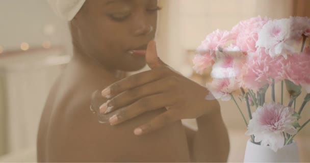 Animación Flores Rosadas Jarrón Sobre Mujer Afroamericana Hombro Hidratante Baño — Vídeos de Stock