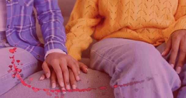 Анімація Сердець Над Щасливою Різноманітною Парою Тримає Руки Вдома Концепція — стокове відео