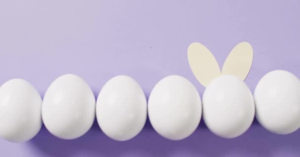 Анимация Счастливого Пасхального Текста Поверх Белых Яиц Фиолетовом Фоне Пасха — стоковое видео