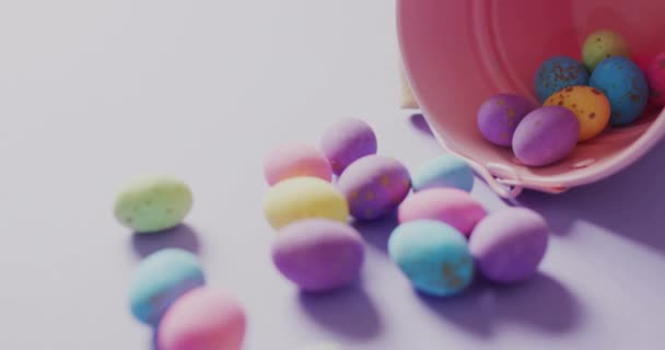 Animação Texto Páscoa Feliz Sobre Ovos Páscoa Coloridos Balde Rosa — Vídeo de Stock