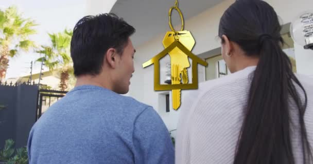 Анимация Ключа Ключа Золотого Дома Над Счастливой Парой Переезжающей Новый — стоковое видео