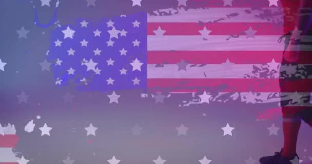 美国白人足球运动员和美国国旗的动画 美国的爱国主义 体育和竞争概念数码视频 — 图库视频影像