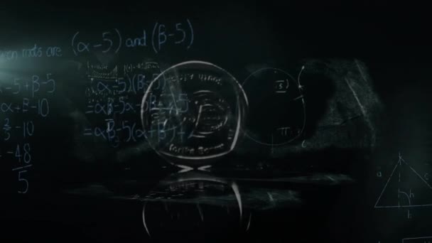 黒い背景の銀貨の上の数学の方程式のアニメーション グローバル教育 デジタルインターフェースのコンセプトデジタル生成ビデオ — ストック動画