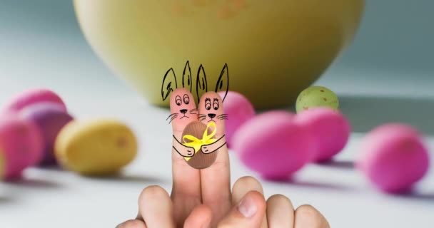 Animação Dedos Com Coelhos Páscoa Ovo Páscoa Sobre Tigela Ovos — Vídeo de Stock