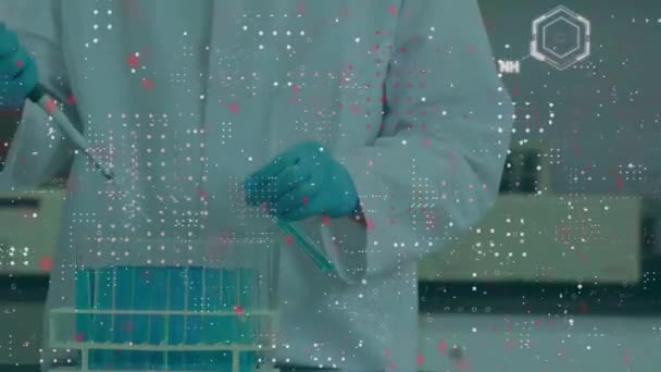 Анимирование Химической Формулы Dna Над Ученым Работающим Лаборатории Концепция Глобального — стоковое видео