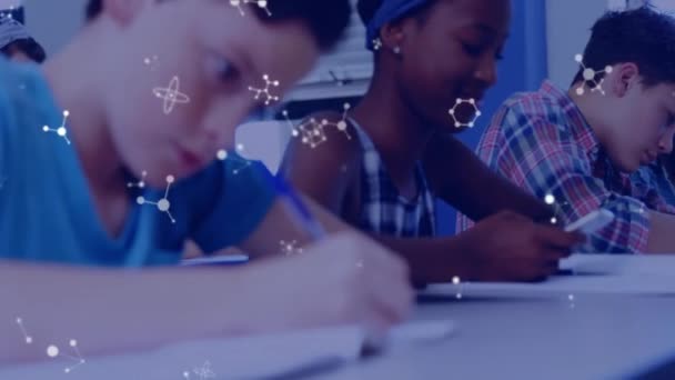Laboratuvarda Çalışan Çeşitli Okul Çocukları Üzerinde Moleküllerin Canlandırılması Küresel Eğitim — Stok video