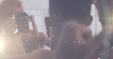 Mutlu Afro-Amerikan baba ve oğlunun aynaya bakıp selfie çekerken çekilmiş ışık görüntüsü. aile, birliktelik, kaliteli zaman konsepti dijital olarak oluşturulmuş imaj.