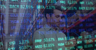 Depodaki beyaz işçiden daha çok borsa görüntüsü. küresel sevkiyat, dağıtım ve bağlantılar konsepti dijital olarak oluşturuldu.