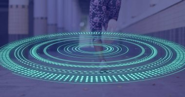 Afrika kökenli Amerikalı kadın koşucuyu tarayan kamera görüntüsü. Küresel spor ve dijital arayüz kavramı dijital olarak oluşturulmuş görüntü.