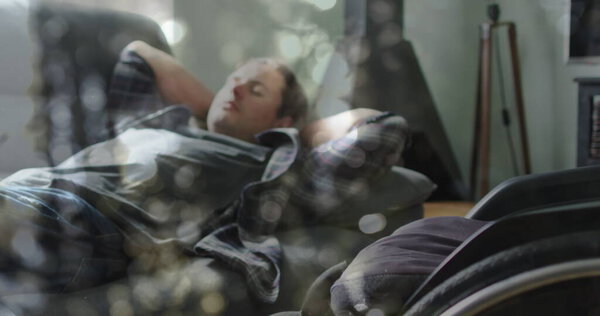 Изображение светлых пятен над человеком-инвалидом, лежащим в постели. Международный день людей с ограниченными возможностями концепция цифрового изображения.