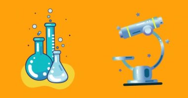 Turuncu arka planda kimya deney şişeleri ve mikroskop animasyonu. Bilim, kimya ve veri işleme kavramı dijital olarak oluşturulmuş video.