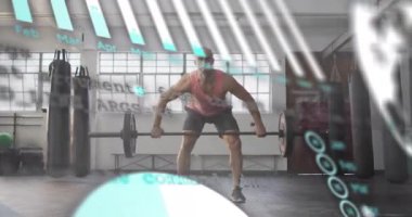 Spor salonunda ağırlık kaldıran beyaz adamın dosyalarının ve işlemlerinin animasyonu. Fitness, refah, dijital arayüz, sağlıklı yaşam tarzı ve iletişim, dijital olarak oluşturulmuş video.