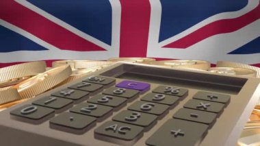 Büyük Britanya bayrağı üzerinde pound bozukluk ve hesap makinesi animasyonu. Küresel finans, iş, bağlantılar, hesaplama ve veri işleme kavramı dijital olarak oluşturulmuş video.