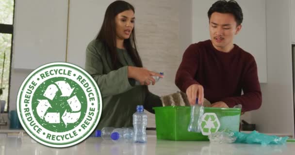 Animation Recycler Signe Sur Heureux Recyclage Des Couples Diversifiés Maison — Video