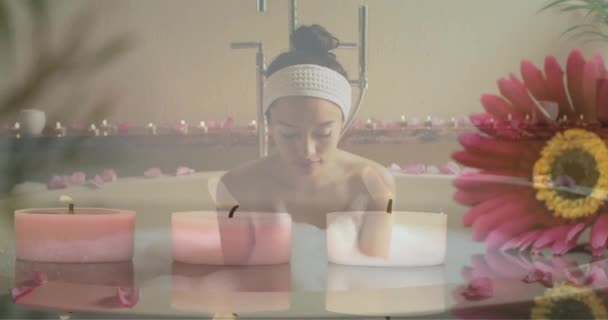 Animação Flor Rosa Velas Sobre Mulher Biracial Feliz Salpicando Rosto — Vídeo de Stock
