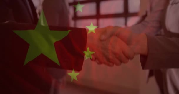 Animação Diversos Homens Mulheres Empresários Apertando Mãos Sobre Bandeira China — Vídeo de Stock