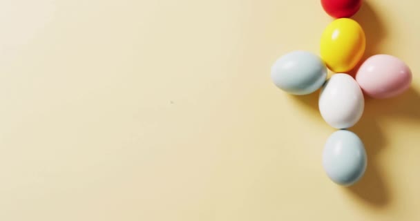 Анимация Счастливого Пасхального Текста Над Красочными Пасхальными Яйцами Желтом Фоне — стоковое видео
