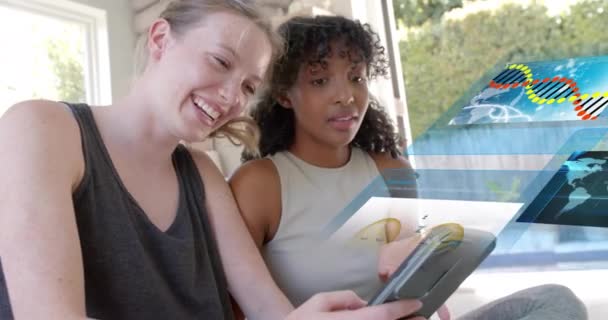 Animatie Van Gegevensverwerking Verschillende Vrouwen Met Behulp Van Tablet Mondiale — Stockvideo