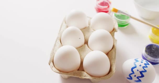 Yumurtaların Üzerinde Mutlu Paskalya Metinleri Beyaz Arka Planda Boyalar Paskalya — Stok video