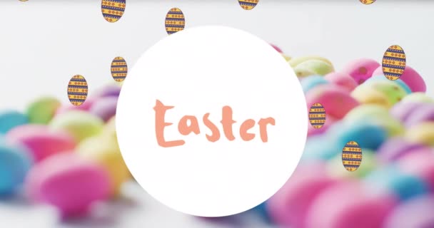 Animación Texto Pascua Sobre Coloridos Huevos Pascua Sobre Fondo Blanco — Vídeo de stock